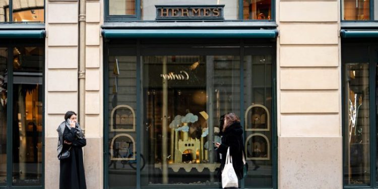 HermÃ¨s lawsuit claims luxury retailer reserves its famed Birkin bags only for its biggest spenders