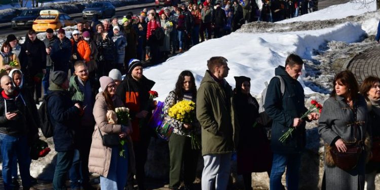 Hundreds queue in Moscow to visit grave of Putin critic Navalny