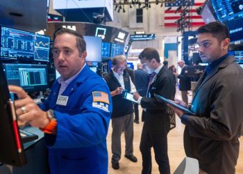 U.S. markets close sharply lower — but some economists say economy looks stable