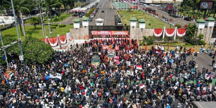 Protests across Indonesia as parliament delays change to election law