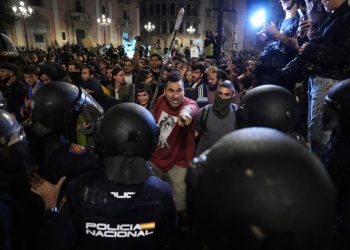 Tens of thousands march to demand Valencia leader resign over handling of deadly floods